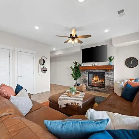 Modern Retreat Whot Tub Arcade & Stunning Views Villa